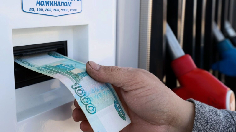 «Давайте быстрее ремонтируйте». В Крыму дефицит бензина, в стране растут цены на АЗС