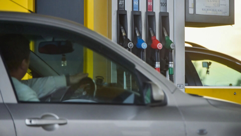 «Давайте быстрее ремонтируйте». В Крыму дефицит бензина, в стране растут цены на АЗС