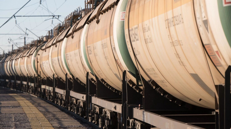 «Давайте быстрее ремонтируйте». В Крыму дефицит бензина, в стране растут цены на АЗС