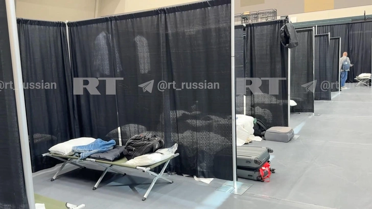 «К спартанским условиям не привыкать»: российских журналистов на Аляске поселили в спортзале