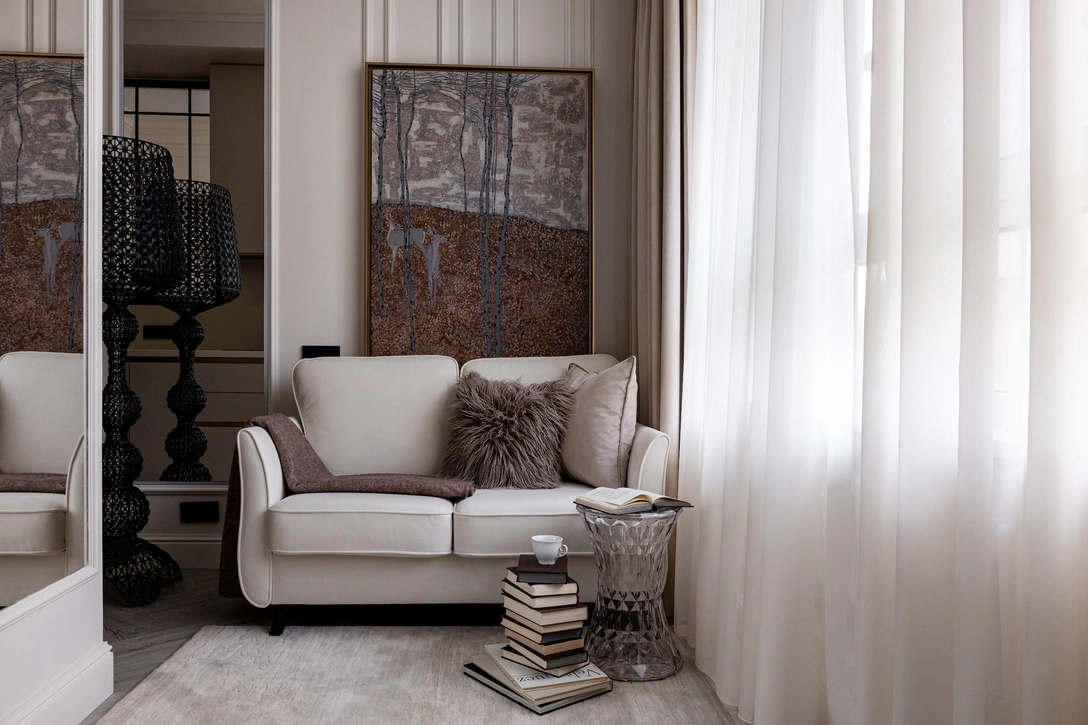 Гостиная, фрагмент. Журнальный столик, Каrtell. Торшер Kabuki, Kdln. Молдинги, потолочный карниз и напольный плинтус, все — Orac. | Источник: София Карелина. Стиль: Дарья Сухарева