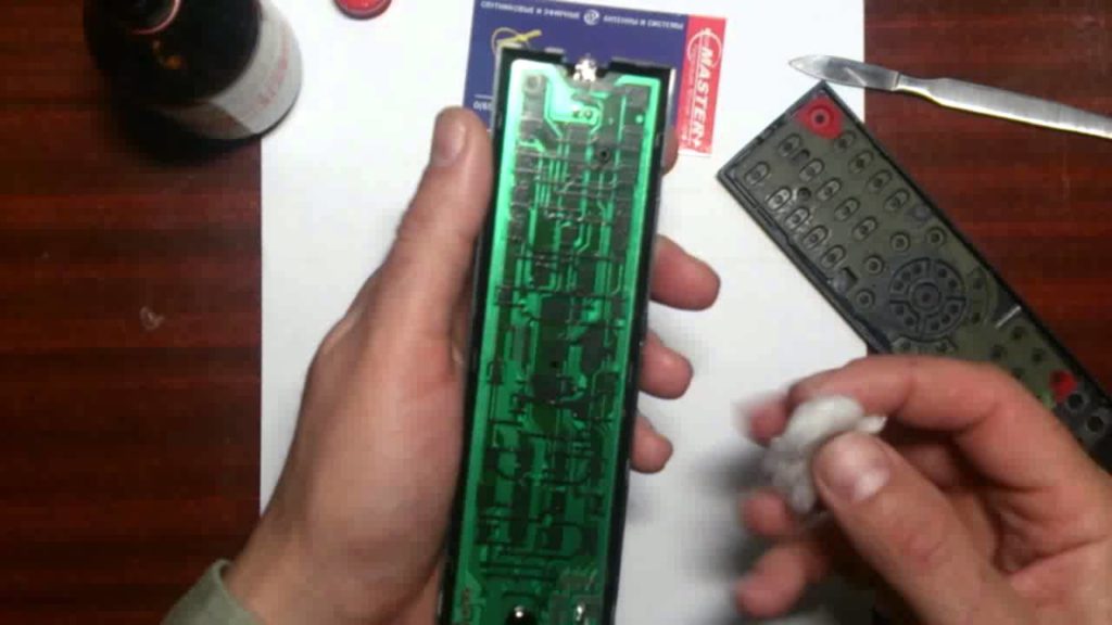 Как очистить пульт телевизора от пыли и грязи