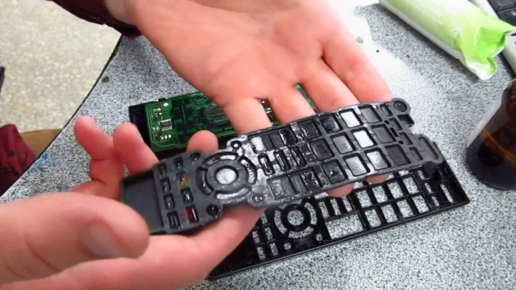 Как очистить пульт телевизора от пыли и грязи